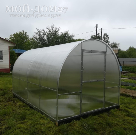 Теплица Трубная 2,5х4 метра с поликарбонатом | Мой-Дом27 | Каркас изготовлен из оцинкованной замкнутой трубы 20*20 мм.<br>
 <b>Ширина - 2,5 метра.</b>&nbsp;Высота - 2,15 метра. Длина - 4 метра.<br>
 Выдерживаемая снеговая нагрузка - 100 кг/м2. Выдерживаемая ветровая нагрузка - до 22 м/с.&nbsp;<br>
 Расстояние между дугами 1 метр.&nbsp;<b>Толщина металла дуг 1,2 мм.</b>&nbsp;Ширина двери 0,96 метра.<br>